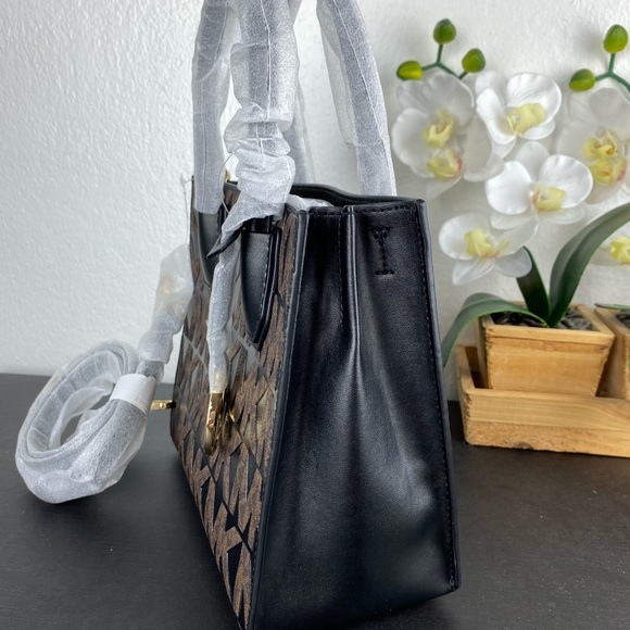 Michael Kors Bags Michael Kors Mercer Md Messenger Bag Poshmark